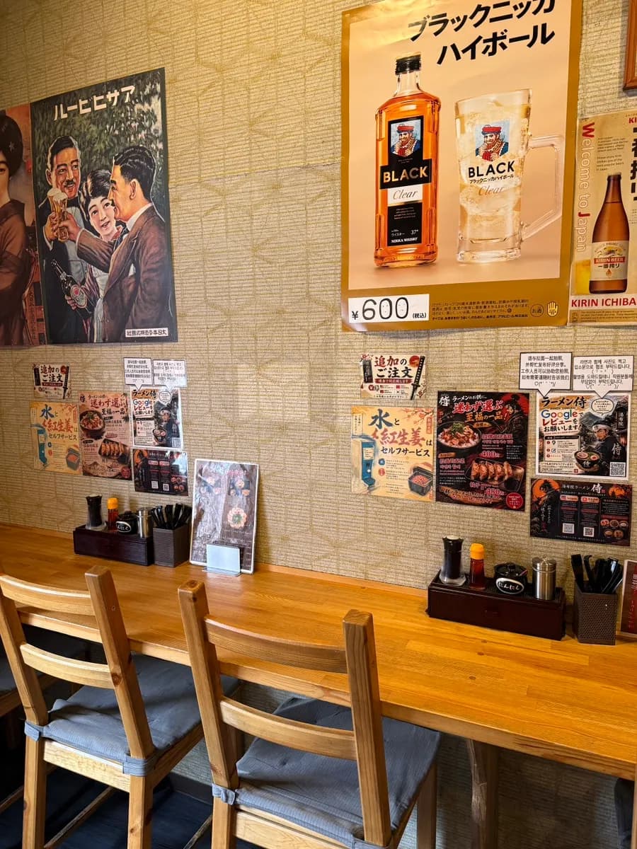 Papan tanda hadapan Samurai Ramen yang menunjukkan waktu buka 10:30