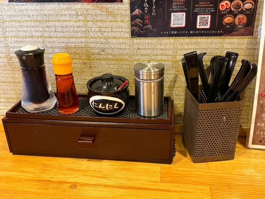 Papan menu bahasa Jepun dan Inggeris di Samurai Ramen