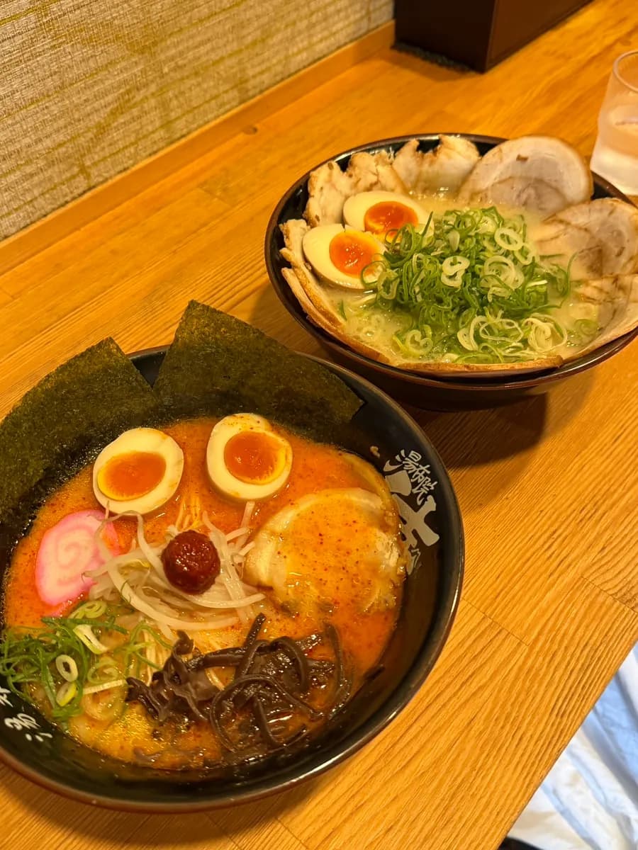 Perasa dan sudu yang disediakan di ruang makan Samurai Ramen