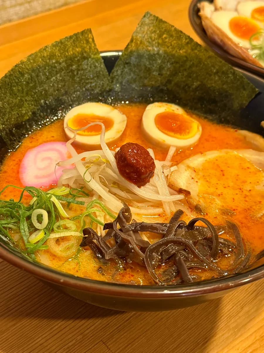 Spicy Ramen dan Camellia Ramen dengan telur separuh masak di Samurai Ramen