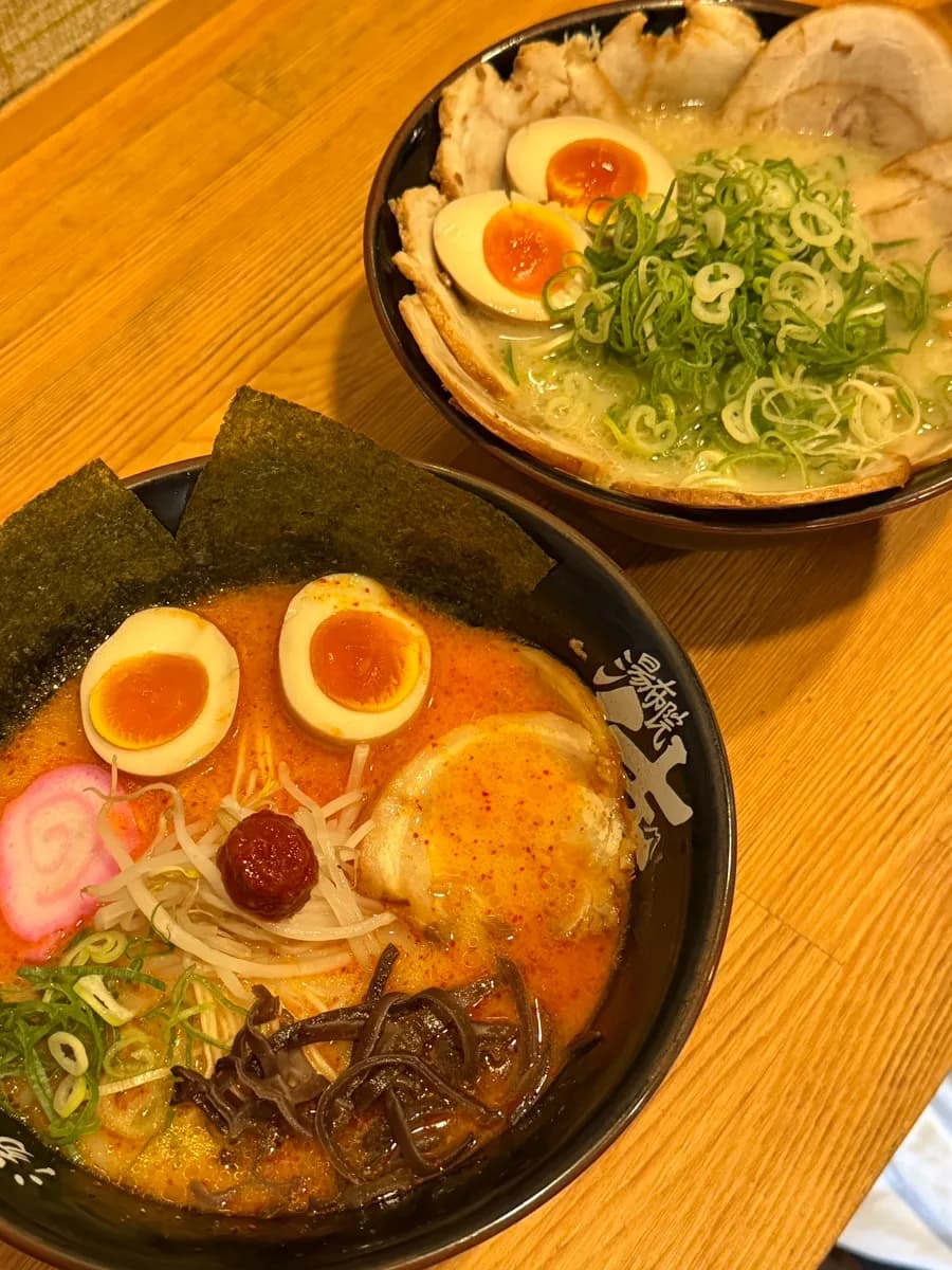 Mangkuk ramen di Samurai Ramen dengan kuah pedas dan chashu