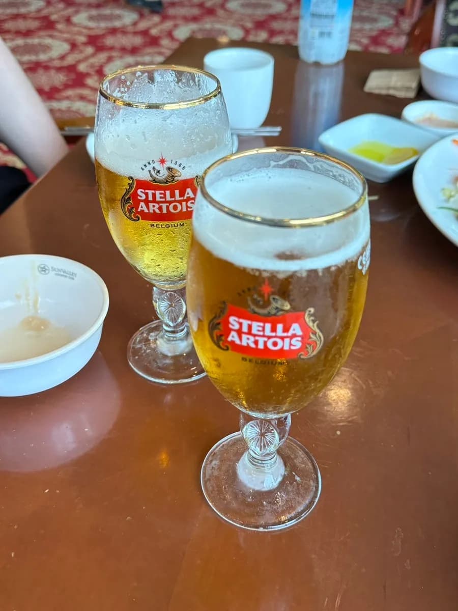 Cold suyuk, makgeolli, and draft beer during the round break