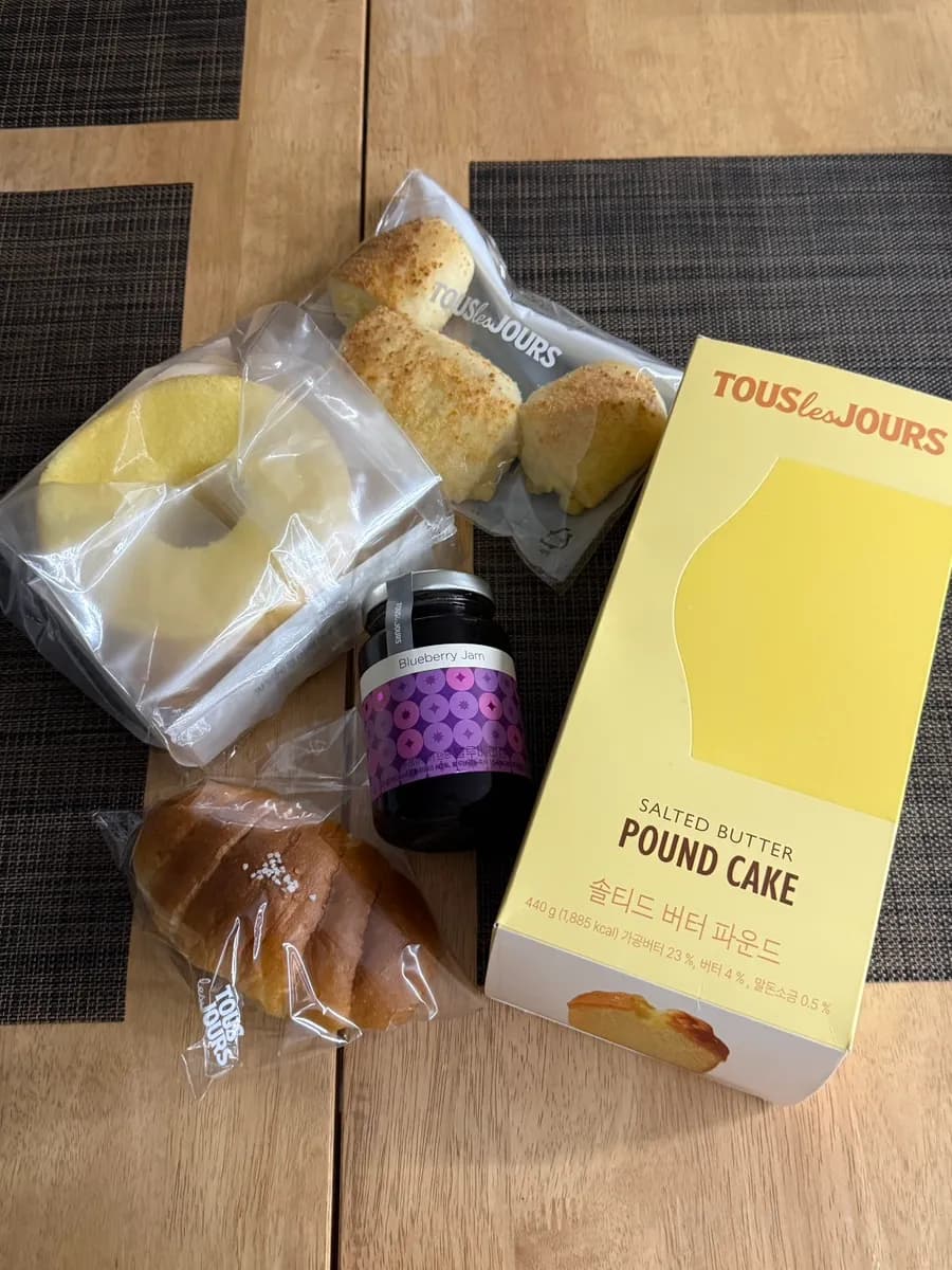 Tous Les Jours promotion visit in Anyang for a free roll cake event