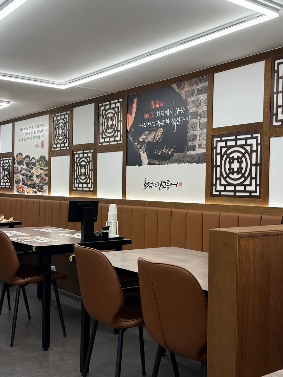 Spacious dining area at Hwadeogeuro Gan Godeungeo with clean tables and family seating