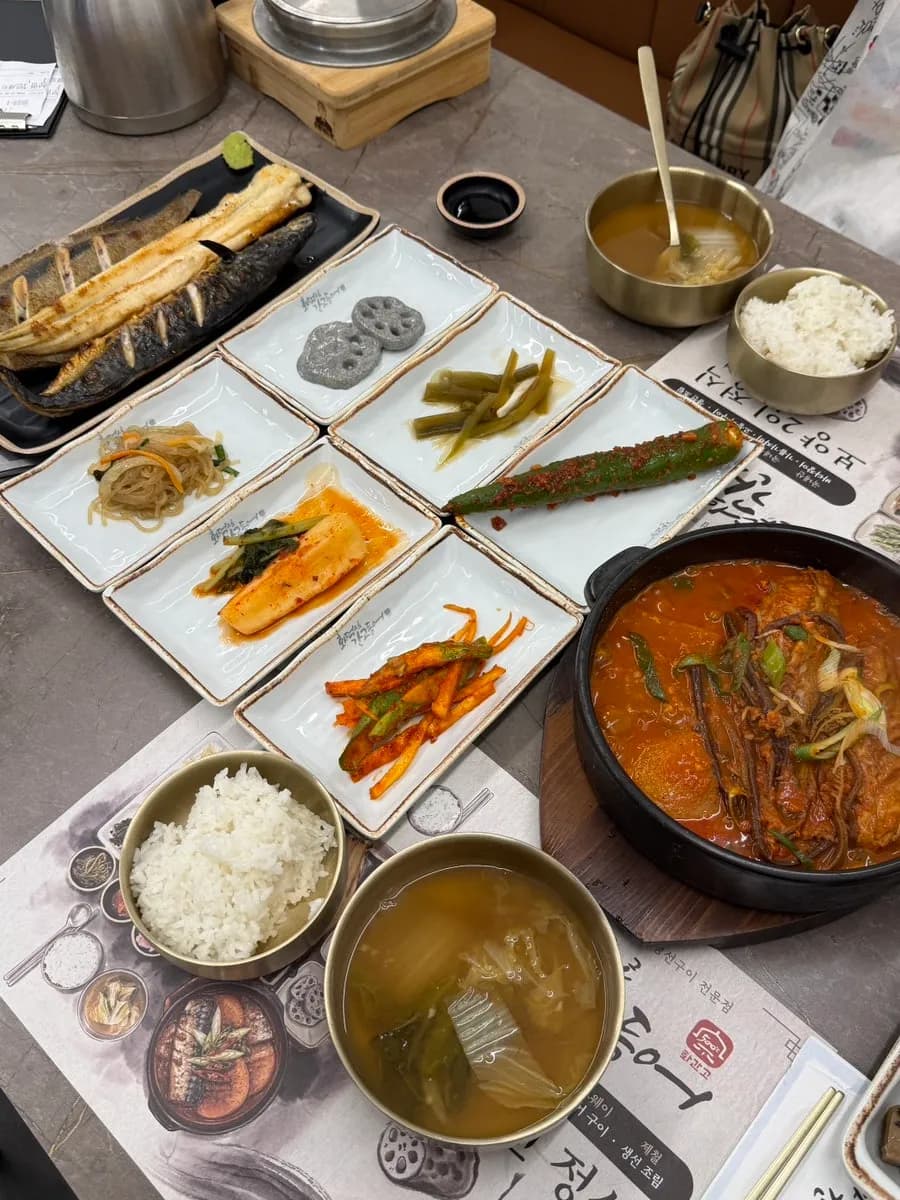 Sotbap pot rice served with the grilled fish and braised fish set
