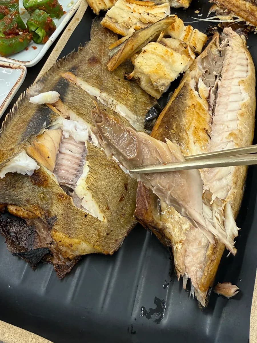 Sea eel and roe-filled gajami flatfish from the grilled fish set