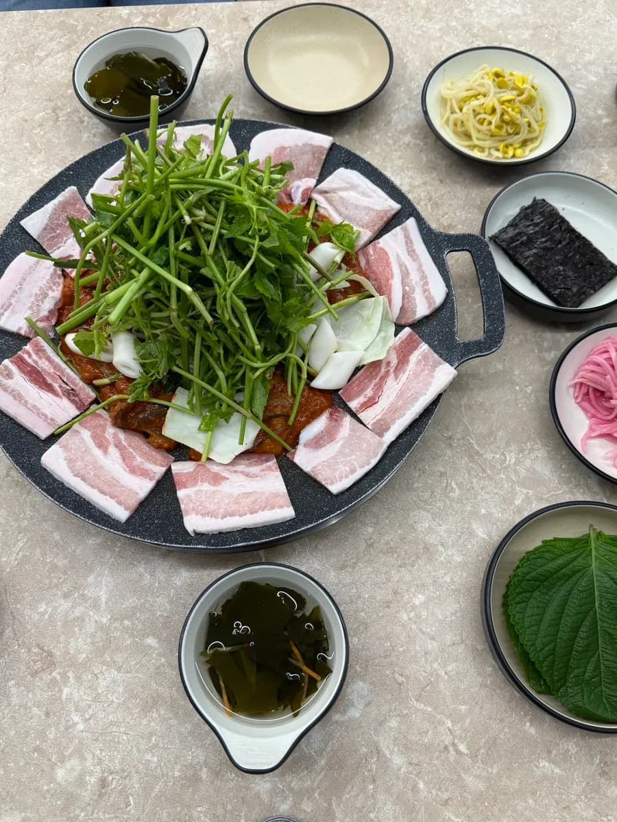 鉄板チュクミと一緒に提供されたおかず