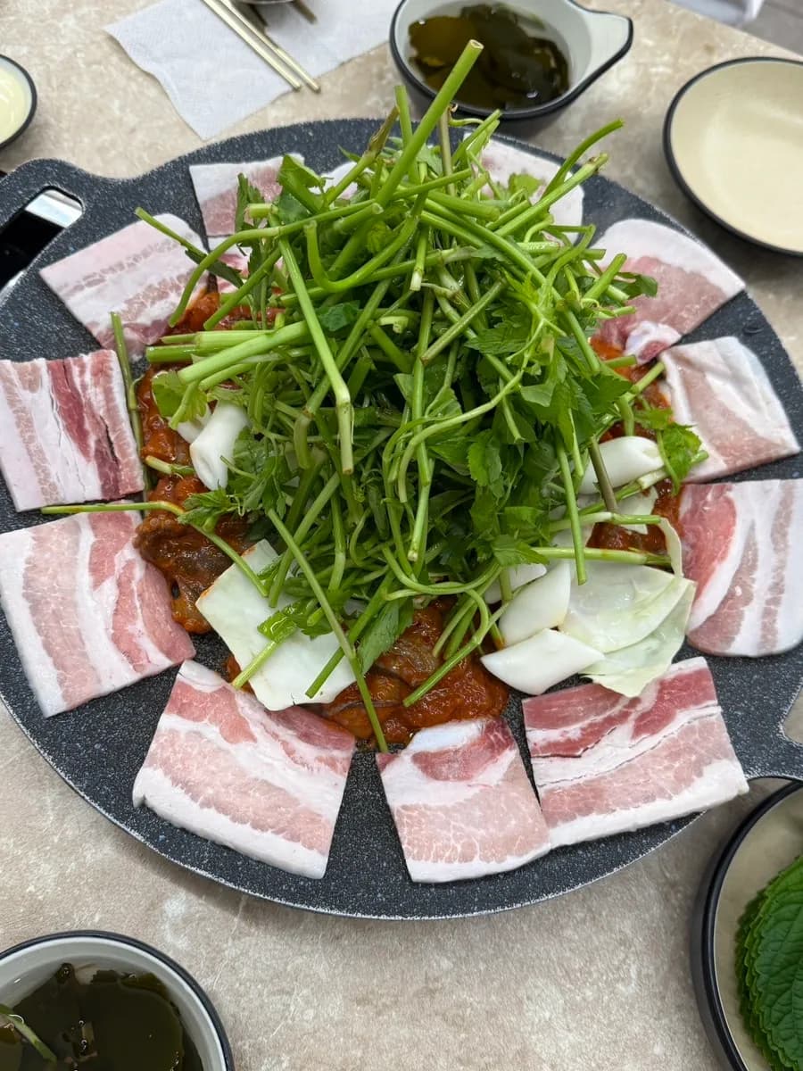 テーブルで焼かれる鉄板チュクミ