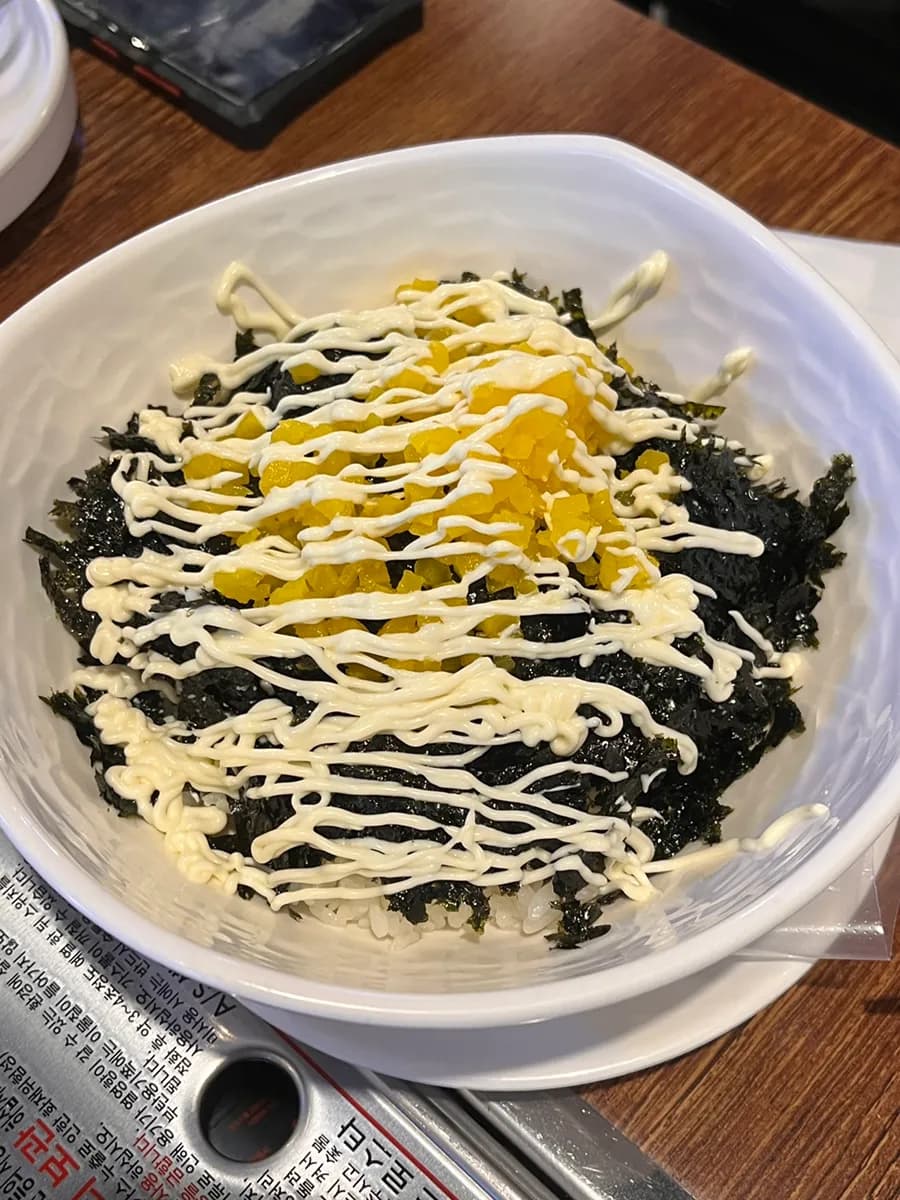 Cheongchun Gungmul Dakbal في Anyang Indeogwon: أقدام دجاج حارة مع جبل من bean sprouts