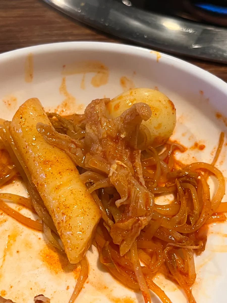 Cheongchun Gungmul Dakbal في Anyang Indeogwon: أقدام دجاج حارة مع جبل من bean sprouts