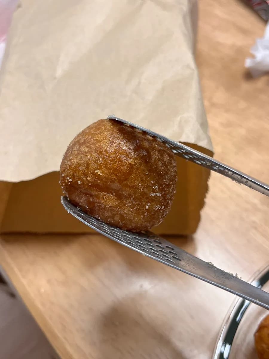 Anyang Seoksu-dong Smile Premium Chapssal Kkwabaegi dengan roti salad, donat, dan topping injeolmi