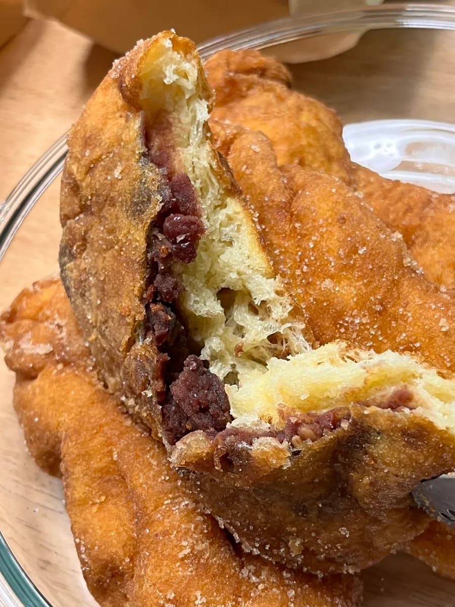 Anyang Seoksu-dong Smile Premium Chapssal Kkwabaegi dengan roti salad, donat, dan topping injeolmi