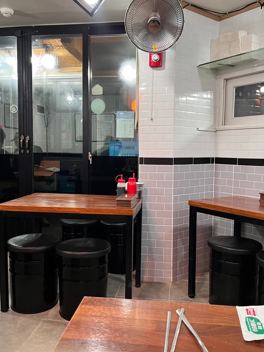Mukho Susan sa Bakdal-dong, Anyang: sashimi spot sa Bakdal Market na may old-school vibe at terrace