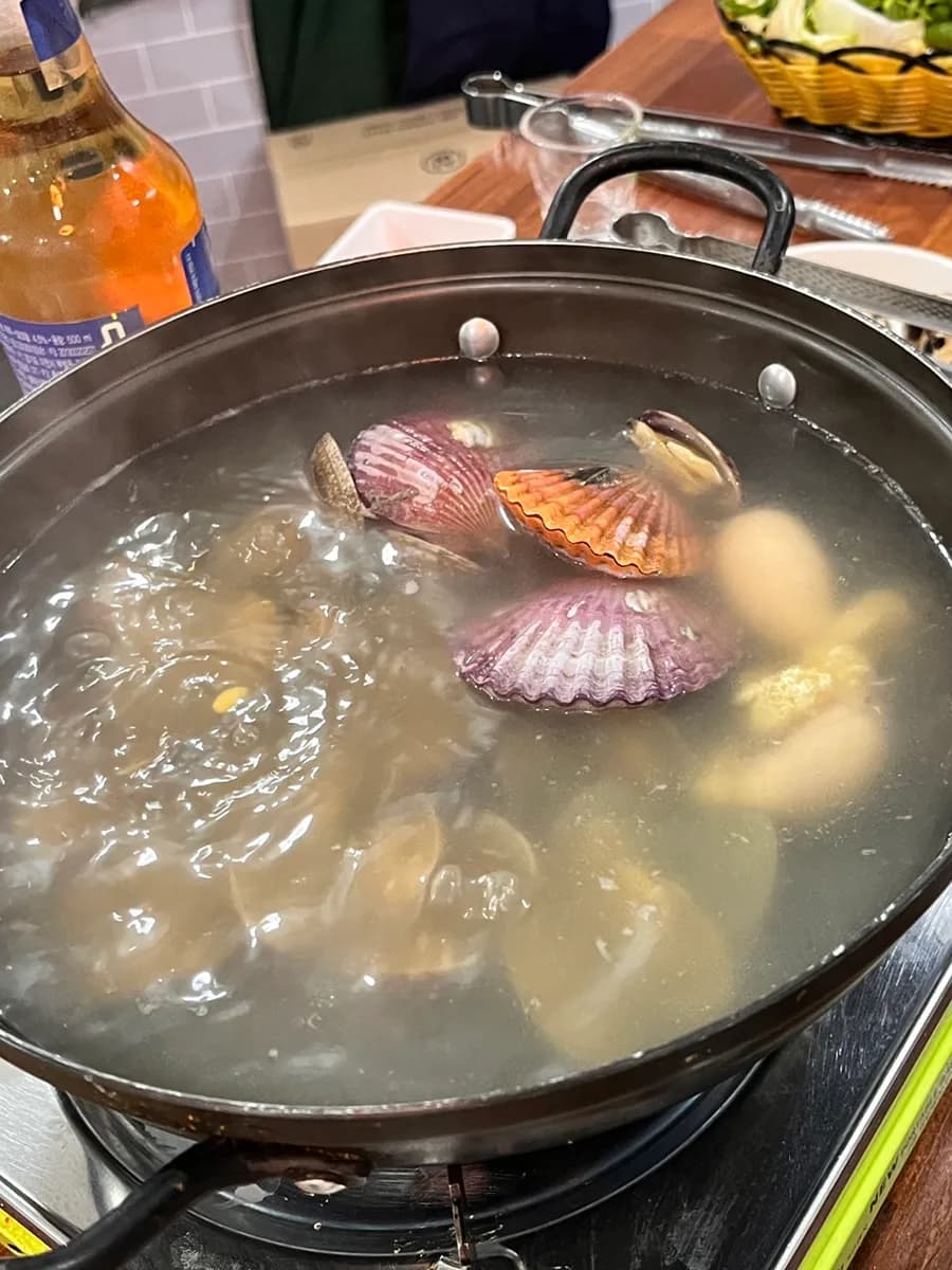 Mukho Susan sa Bakdal-dong, Anyang: sashimi spot sa Bakdal Market na may old-school vibe at terrace