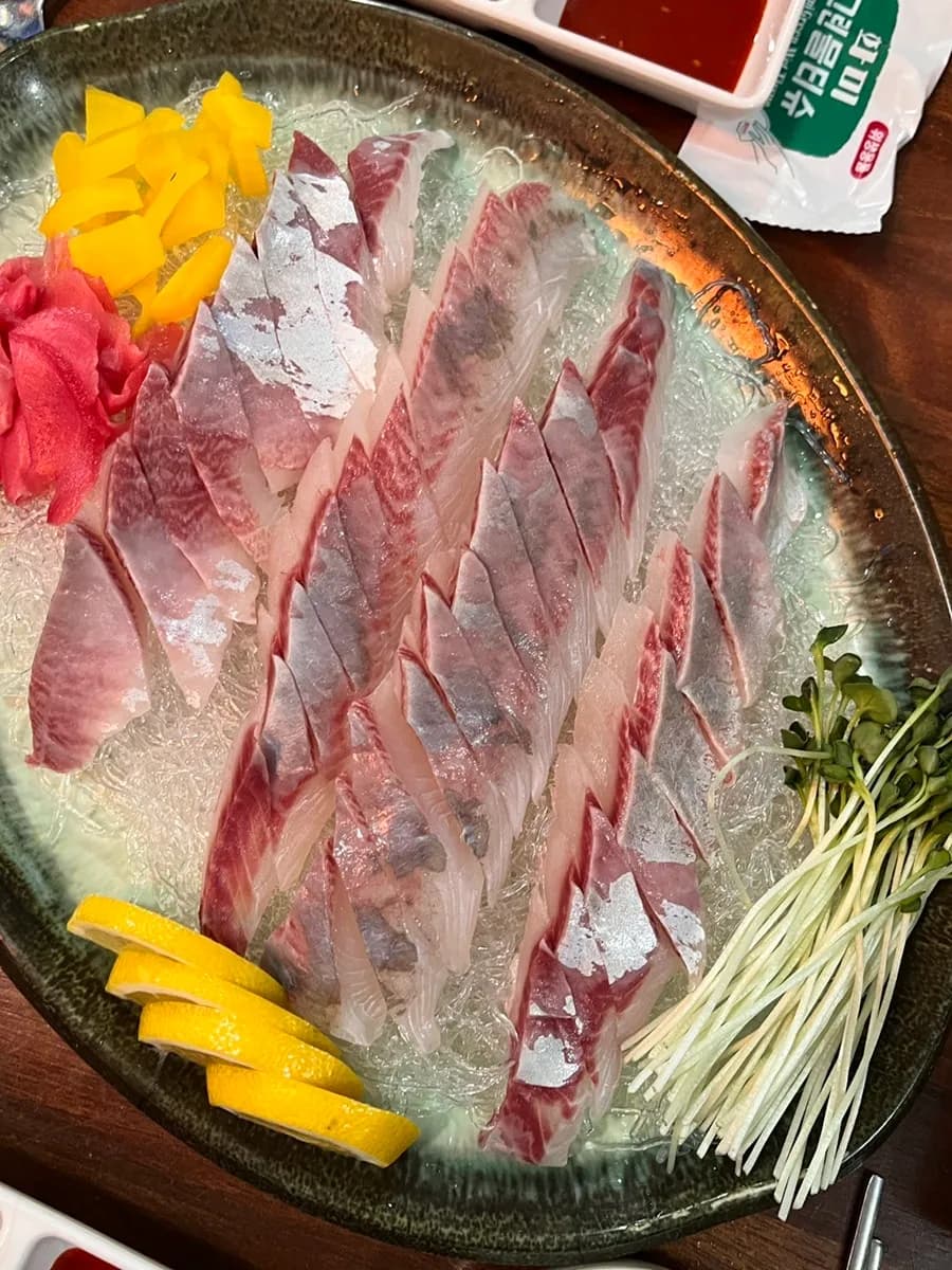 Mukho Susan sa Bakdal-dong, Anyang: sashimi spot sa Bakdal Market na may old-school vibe at terrace