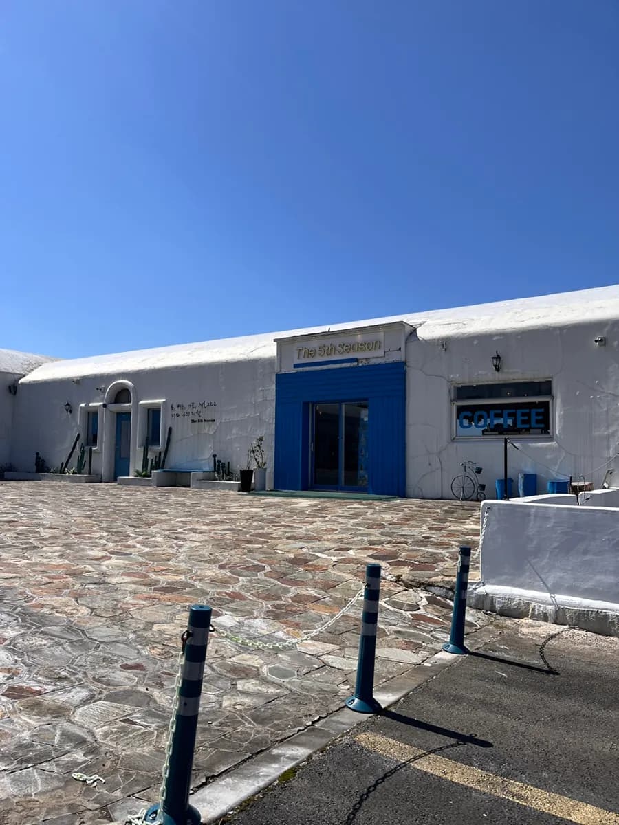 Cafe The Fifth Season sa Jeju Hallim malapit sa Saebyeol Oreum, wedding cafe at latte spot