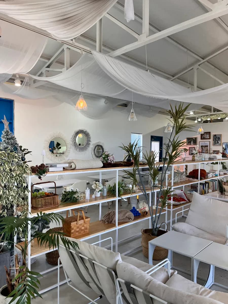 Cafe The Fifth Season sa Jeju Hallim malapit sa Saebyeol Oreum, wedding cafe at latte spot