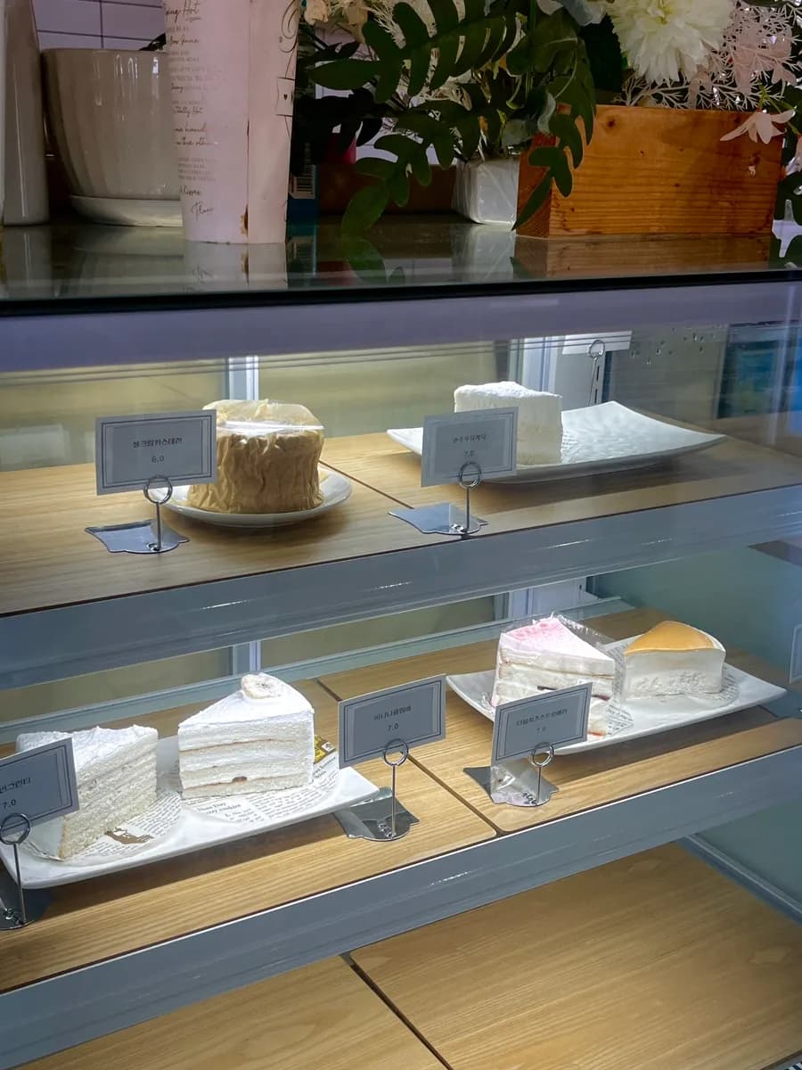Cafe The Fifth Season sa Jeju Hallim malapit sa Saebyeol Oreum, wedding cafe at latte spot