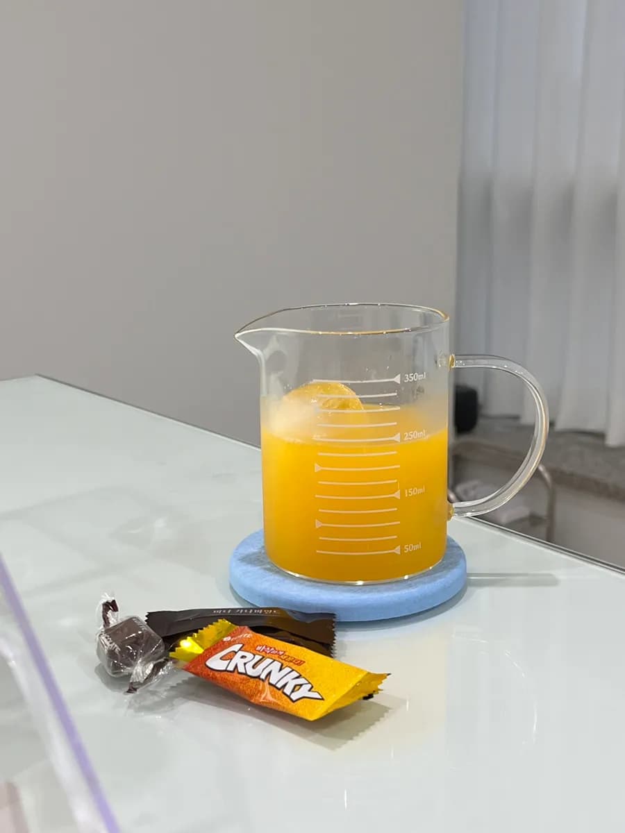 Scent testing setup with a beaker-style drink cup