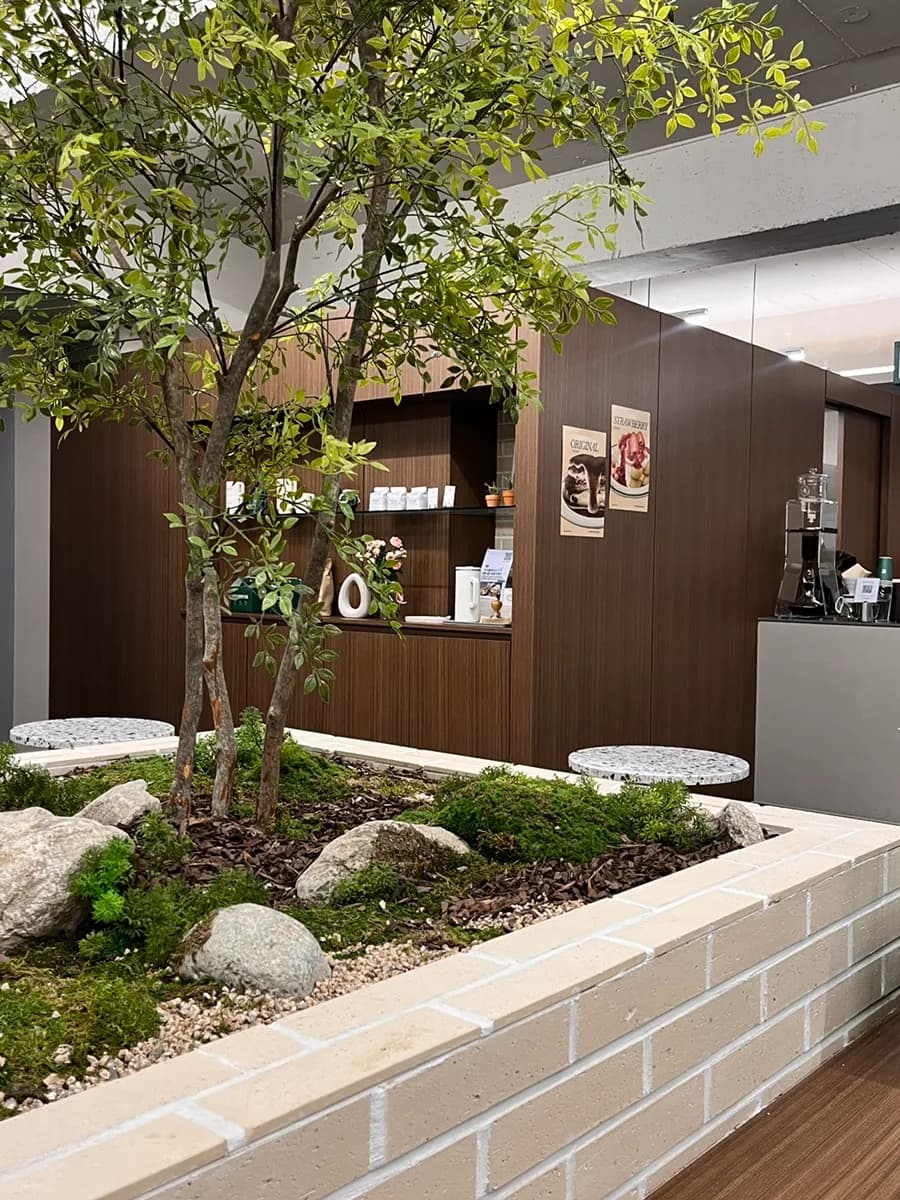Green entrance mood at Ritthing Coffee in Sanbon