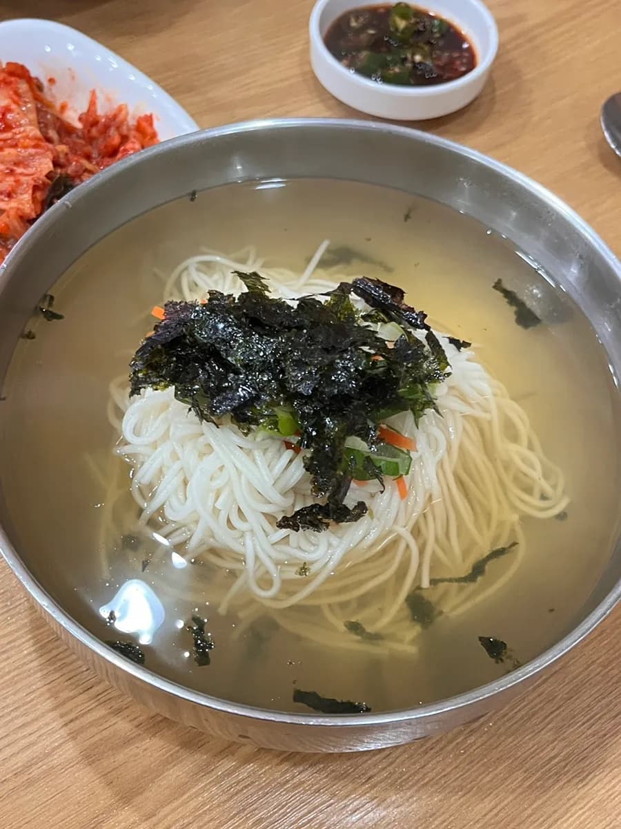 Anyang Hogye-dong ; Wonjo Myeolchi Guksu 2e succursale | nouilles aux anchois au bouillon léger, mandu et bibimbap, bonne adresse de nouilles à Anyang
