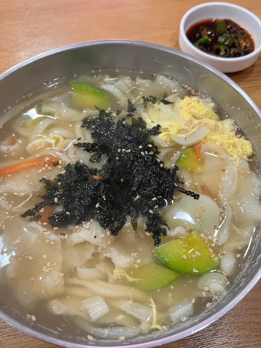 Anyang Hogye-dong ; Wonjo Myeolchi Guksu 2e succursale | nouilles aux anchois au bouillon léger, mandu et bibimbap, bonne adresse de nouilles à Anyang