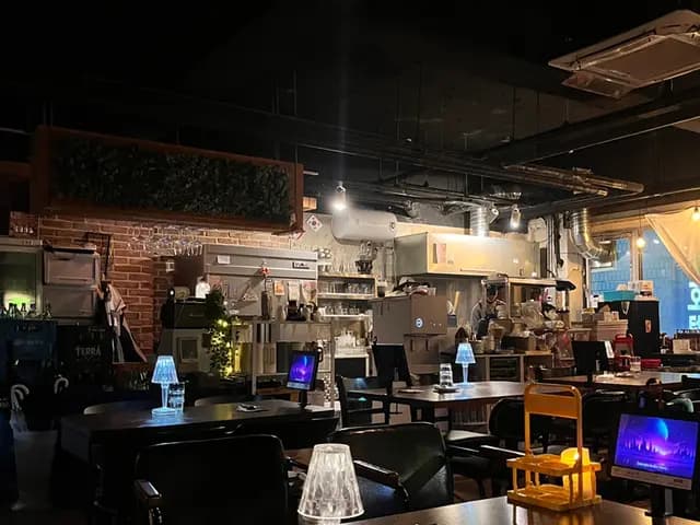 Ansan Jungang-dong; Midam mit vielen Anju und Geburtstagsfeier / Restaurant bei Jungang Station mit starker Atmosphäre