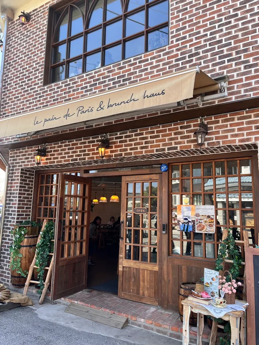 Le Pain de Paris in Haenggung-dong: Croissants, Brunch, Kartoffelsuppe und Sweet-Corn-Eis