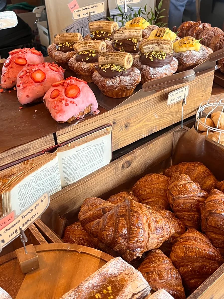 Le Pain de Paris in Haenggung-dong: Croissants, Brunch, Kartoffelsuppe und Sweet-Corn-Eis