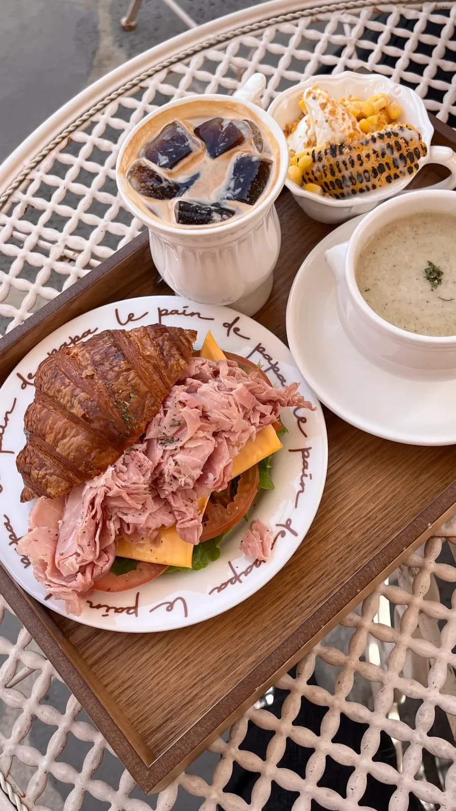 Le Pain de Paris in Haenggung-dong: Croissants, Brunch, Kartoffelsuppe und Sweet-Corn-Eis