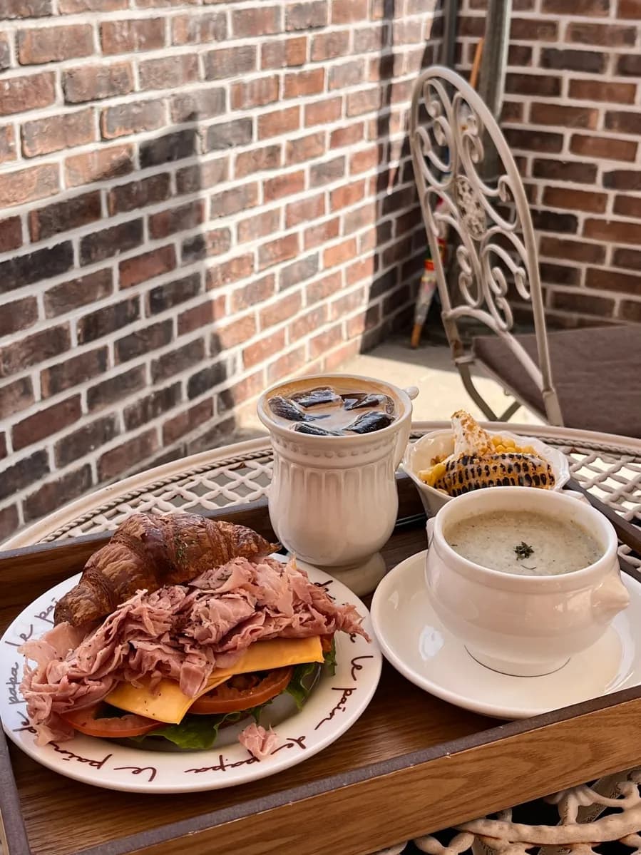 Le Pain de Paris in Haenggung-dong: Croissants, Brunch, Kartoffelsuppe und Sweet-Corn-Eis