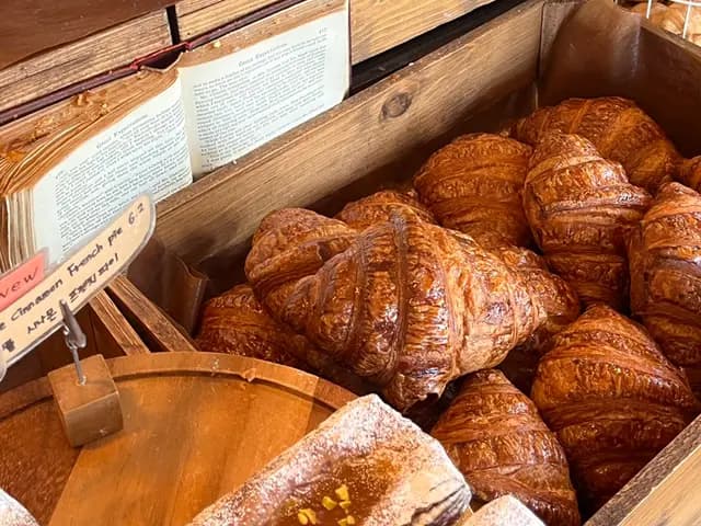 Le Pain de Paris في Haenggung-dong مع كرواسون وبرنش