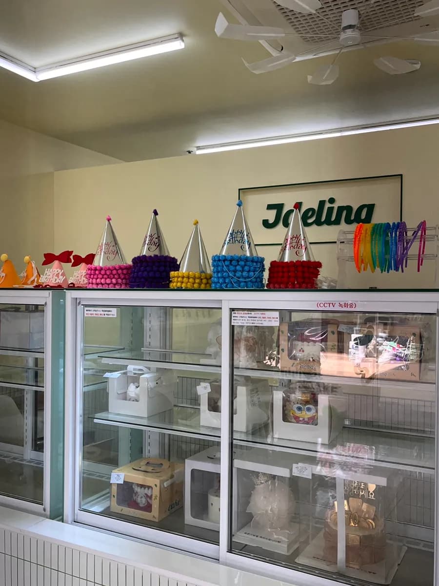 Jdeling في Gunpo Sanbon، كيك مخصص بطبقات رطبة وفواكه طازجة كثيرة