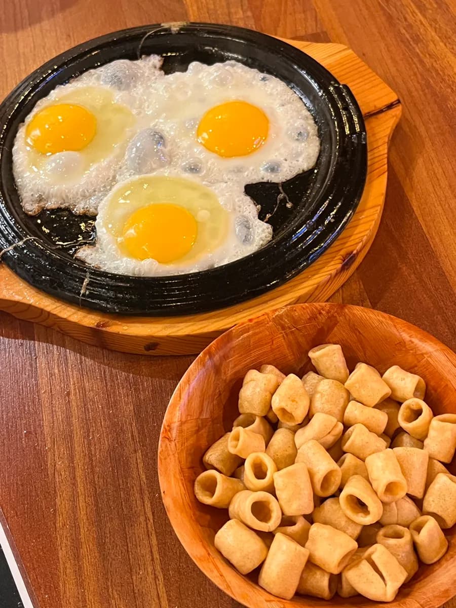 Baro Pocha، بار تراس في Hogyegu Sageori في Anyang، متخصص في dakdoritang وبث كرة القدم
