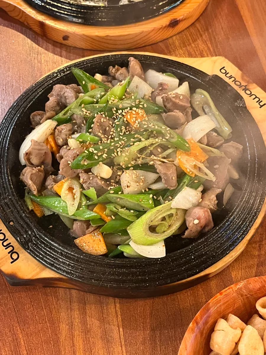 Baro Pocha، بار تراس في Hogyegu Sageori في Anyang، متخصص في dakdoritang وبث كرة القدم