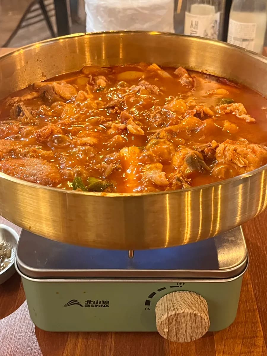 Baro Pocha، بار تراس في Hogyegu Sageori في Anyang، متخصص في dakdoritang وبث كرة القدم