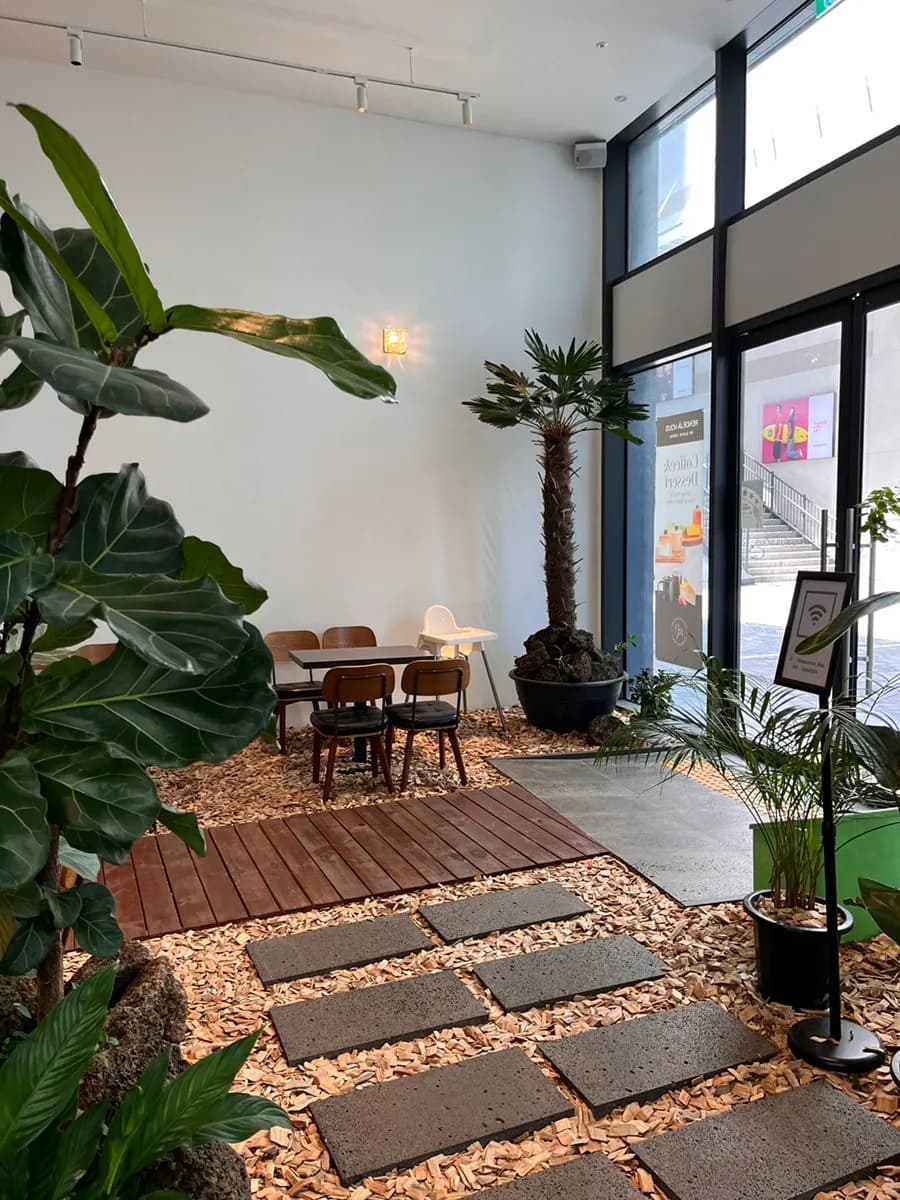 Cafe Rangdeja Vu di Geumjeong Station AK Plaza Gunpo dengan suasana Jeju, photo zone dan salt bread