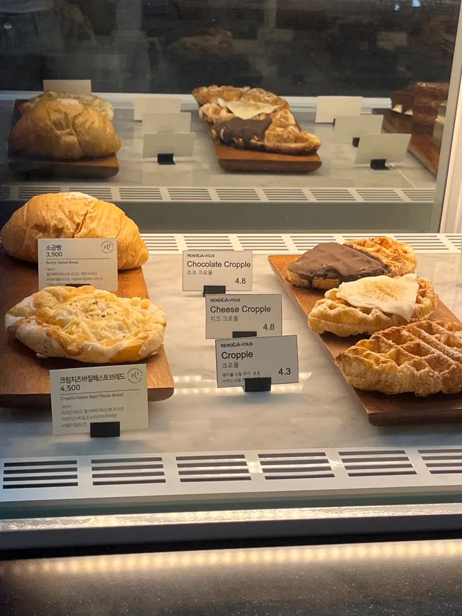 Cafe Rangdeja Vu di Geumjeong Station AK Plaza Gunpo dengan suasana Jeju, photo zone dan salt bread