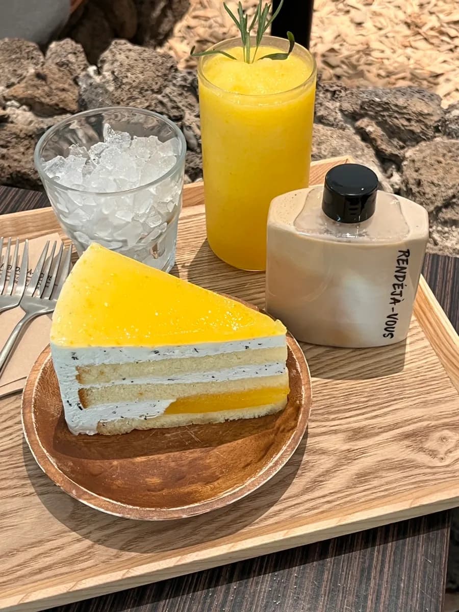 Cafe Rangdeja Vu di Geumjeong Station AK Plaza Gunpo dengan suasana Jeju, photo zone dan salt bread