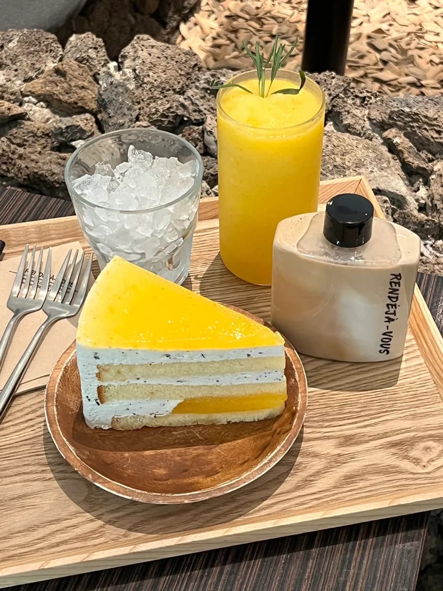 Cafe Rangdeja Vu di Geumjeong Station AK Plaza Gunpo dengan suasana Jeju, photo zone dan salt bread