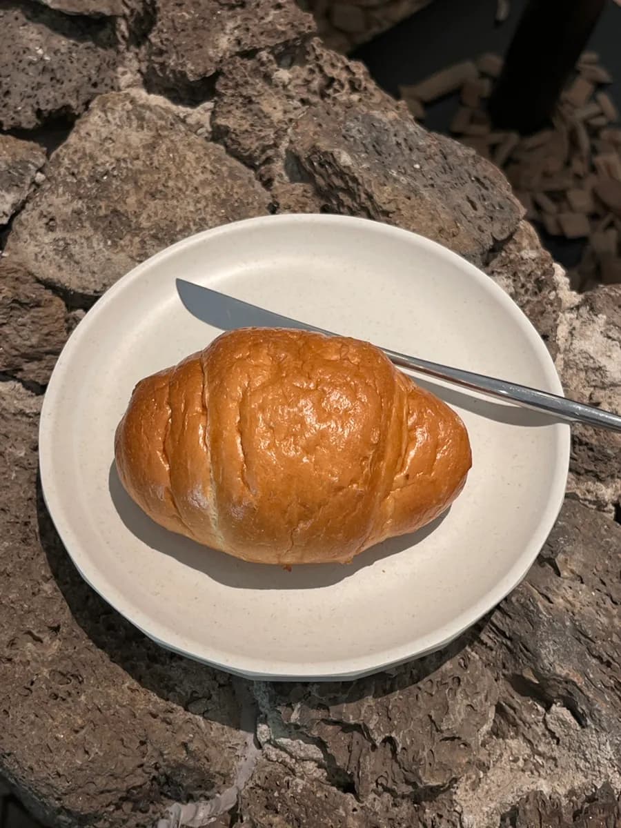 Cafe Rangdeja Vu di Geumjeong Station AK Plaza Gunpo dengan suasana Jeju, photo zone dan salt bread