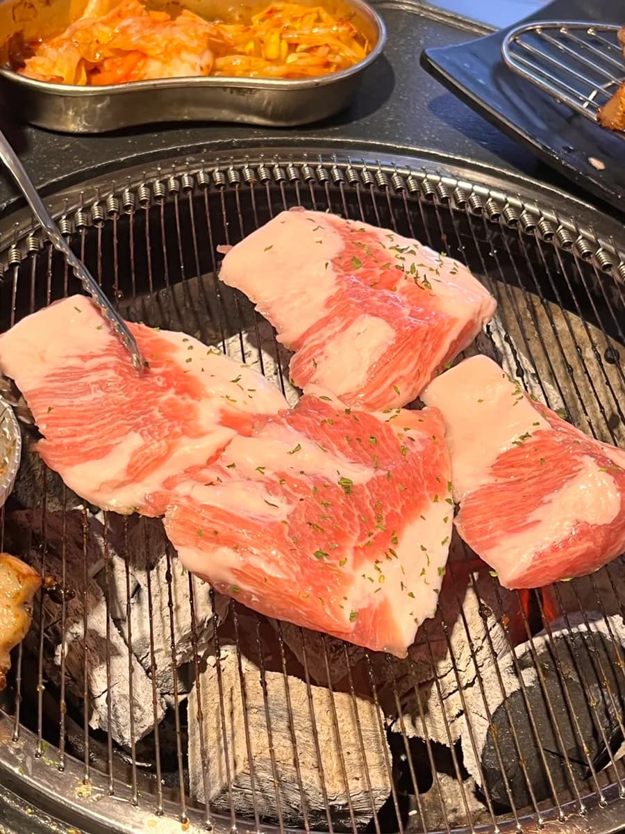 Geumjeong Station के पास Sanbon-dong में Duttumdon 288 का aged grilled meat