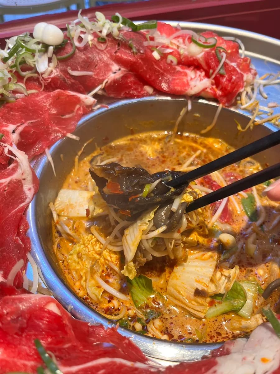Huashan Shabu Dongtan, sulit na mala shabu kasama ang Chinese glass noodles at bunmoza