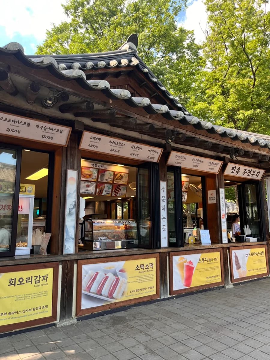 Korean Folk Village في Yongin مع Joseon Murder Investigation والعرض الليلي