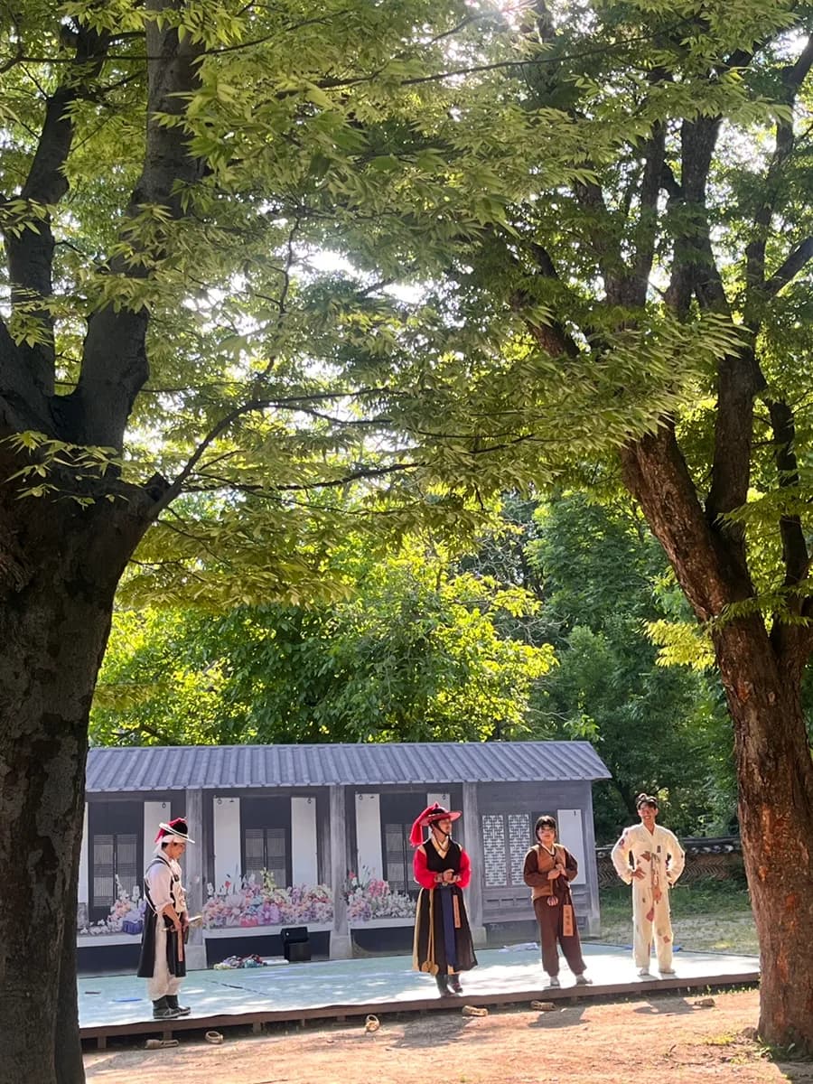 Korean Folk Village في Yongin مع Joseon Murder Investigation والعرض الليلي