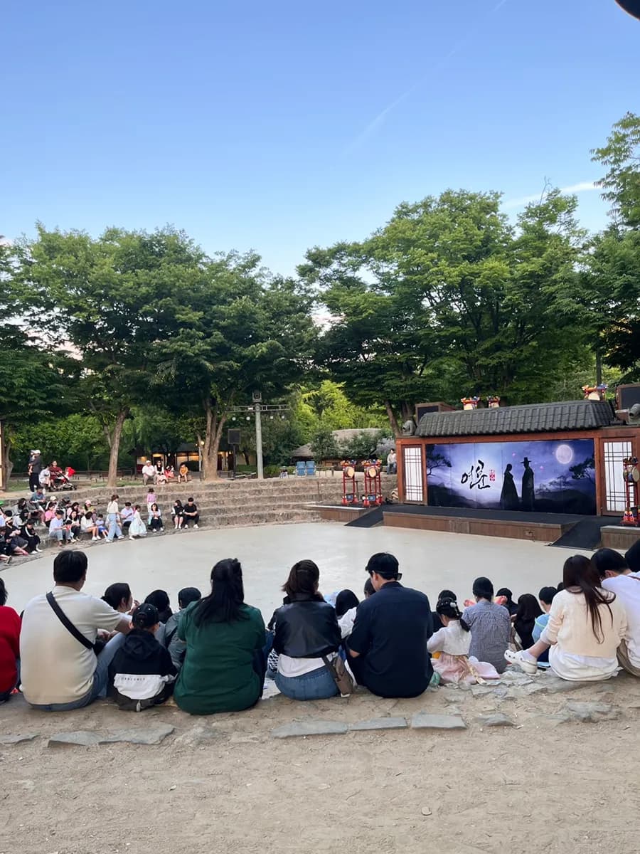 Korean Folk Village في Yongin مع Joseon Murder Investigation والعرض الليلي