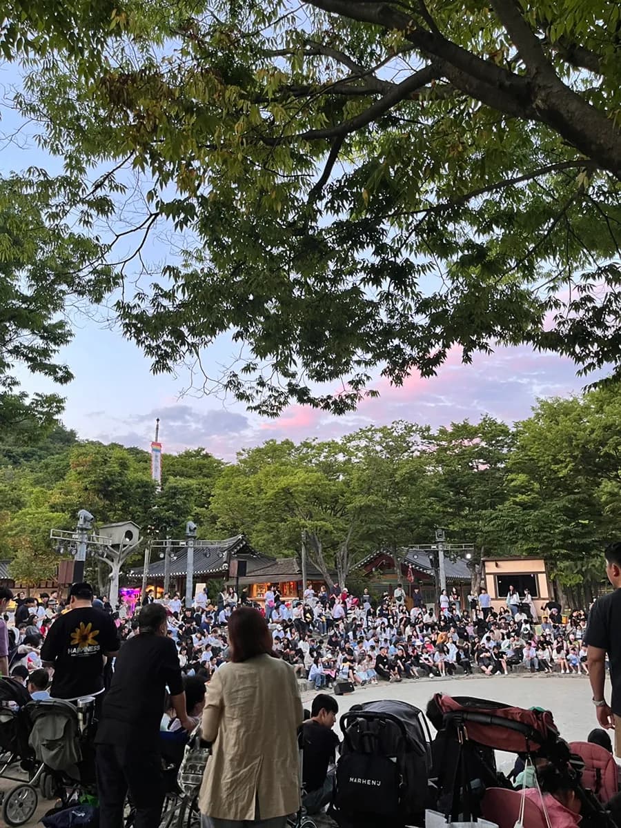 Korean Folk Village في Yongin مع Joseon Murder Investigation والعرض الليلي