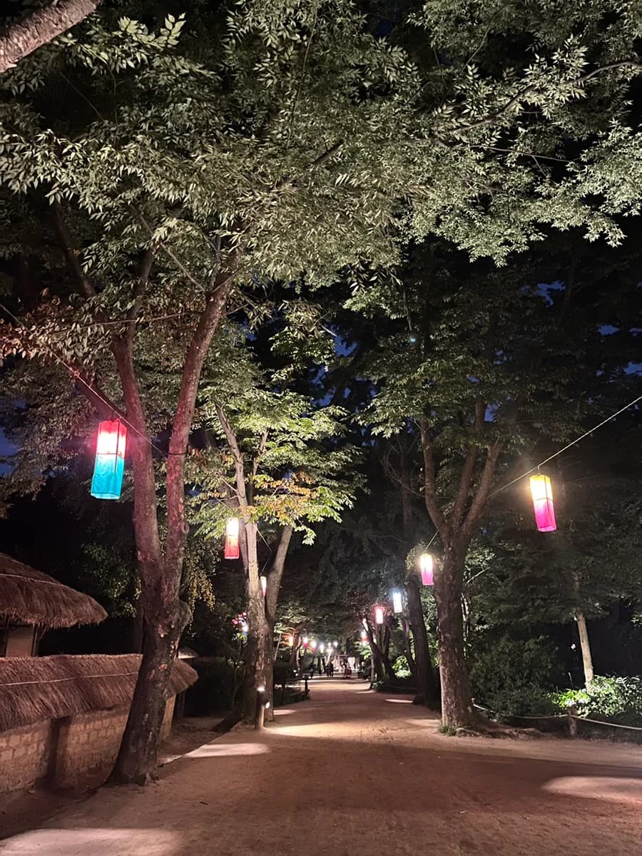 Korean Folk Village في Yongin مع Joseon Murder Investigation والعرض الليلي