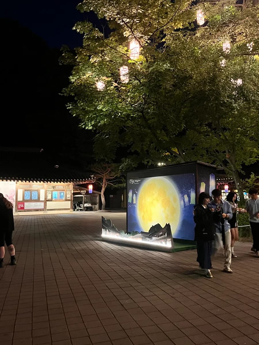 Korean Folk Village في Yongin مع Joseon Murder Investigation والعرض الليلي