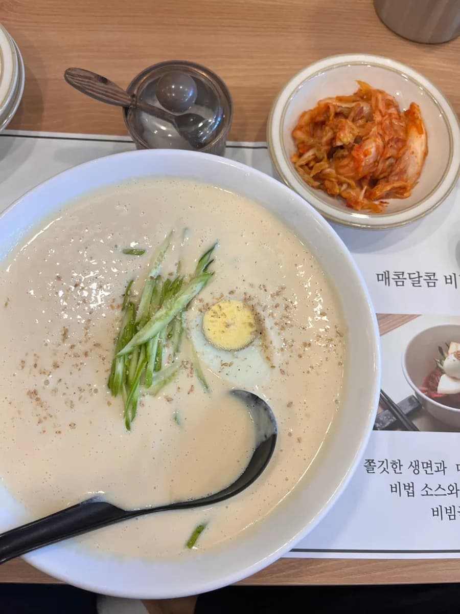 Bueongi Shabu Shabuの辛しゃぶしゃぶの具材とたれ